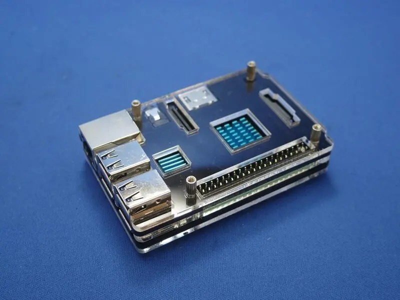 冷却用のファンが不要な「Raspberry Pi 3 Model B」を使用。